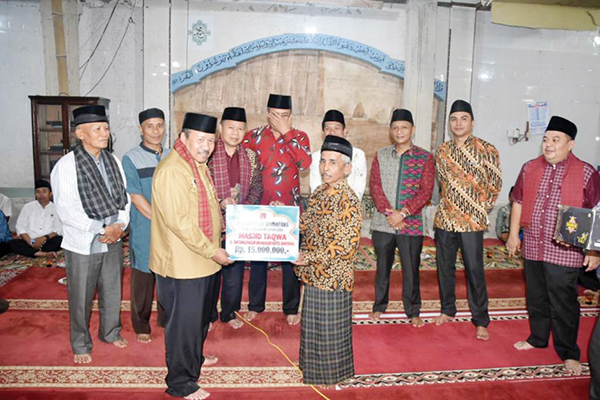 BANTUAN PEMBANGUNAN MASJID— Pemerintah Kabupaten Agam salurkan bantuan sebesar Rp15 juta untuk kelanjutan pembangunan Masjid Taqwa Batang Palupuah, Nagari Koto Rantang, Kecamatan Palupuah, Sabtu (16/3).
