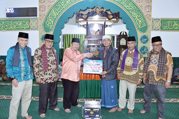 SERAHKAN BANTUAN— Andri Warman menyerahkan bantuan kepada Masjid Shabar, Jorong Simarasok, Nagari Simarasok, Kecamatan Baso, disaat melakukan safari ramadhan, Sabtu (23/3).