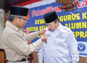 Bupati Agam Terima Pin Kehormatan Purna Praja dari DPP IKAPTK Sumbar