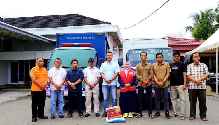 Bupati Benny Dwifa Yuswir berangkatkan pendistribusian bantuan bagi korban bencana alam yang melanda beberapa daerah di Sumatera Barat khususnya Kabupaten Pesisir Selatan
