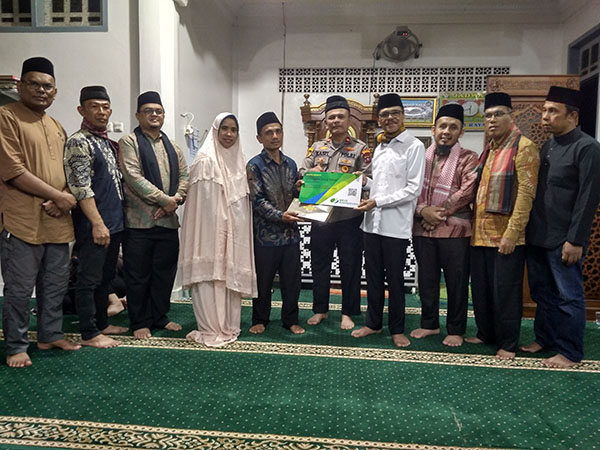 Bupati Beri Jaminan Perlindungan Garin Masjid 1 PENYERAHAN KARTU BPJS— Bupati Limapuluh Kota Safaruddin didampingi Kepala BPJS Ketenagakerjaan Susi Susanti, menyerahkan secara simbolis kartu BPJS Ketenagakerjaan kepada garin dan imam masjid.