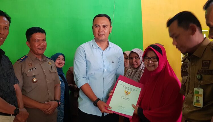 Bupati Kabupaten Sijunjung Benny Dwifa Yuswir serahakan sertfitkat tanah bagi petani sawit di Nagari pulasan