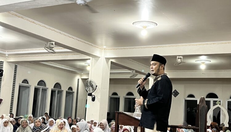 SAMBUTAN— Bupati Sijunjung Benny memberikan sambutan saat  memimpin Tim 1 Safari Ramadhan 1445 Hijriah di Masjid Baitul Makmur.