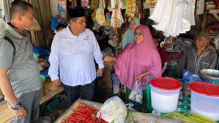 Lonjakan Harga Pangan Menggila, “Baa Lai, Tapaso Mambali Lado Balang Kiniko” 1 CEK HARGA— Bupati Padangpariaman Suhatri Bur saat berdialog dengan warga saat meninjauh sejumlah harga bahan pokok, di Pasar Pakandangan.