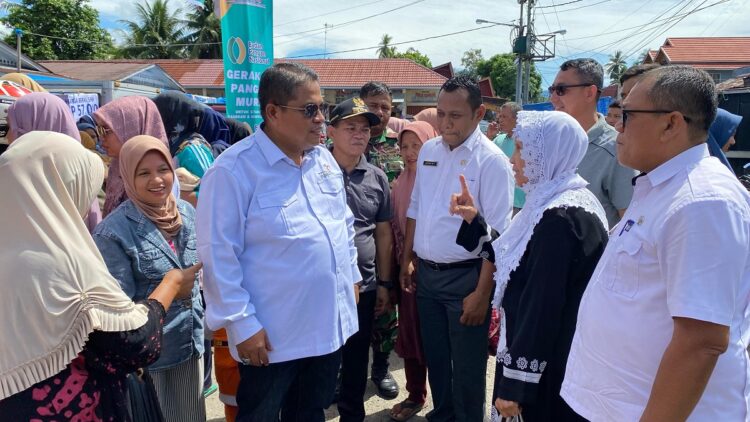 Bupati Suhatri Bur saat menghadiri kegiatan Gerakan Pangan Murah GPM di Pasar Pakandangan Rabu kemarin