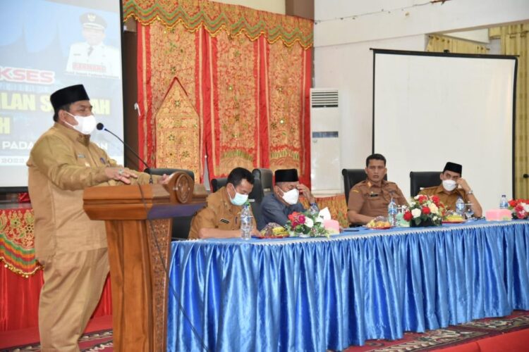 ARAHAN— Bupati Padamgpariaman Suhatri Bur  saat memberikan arahan tentang sektor pendidikan, beberapa waktu lalu.