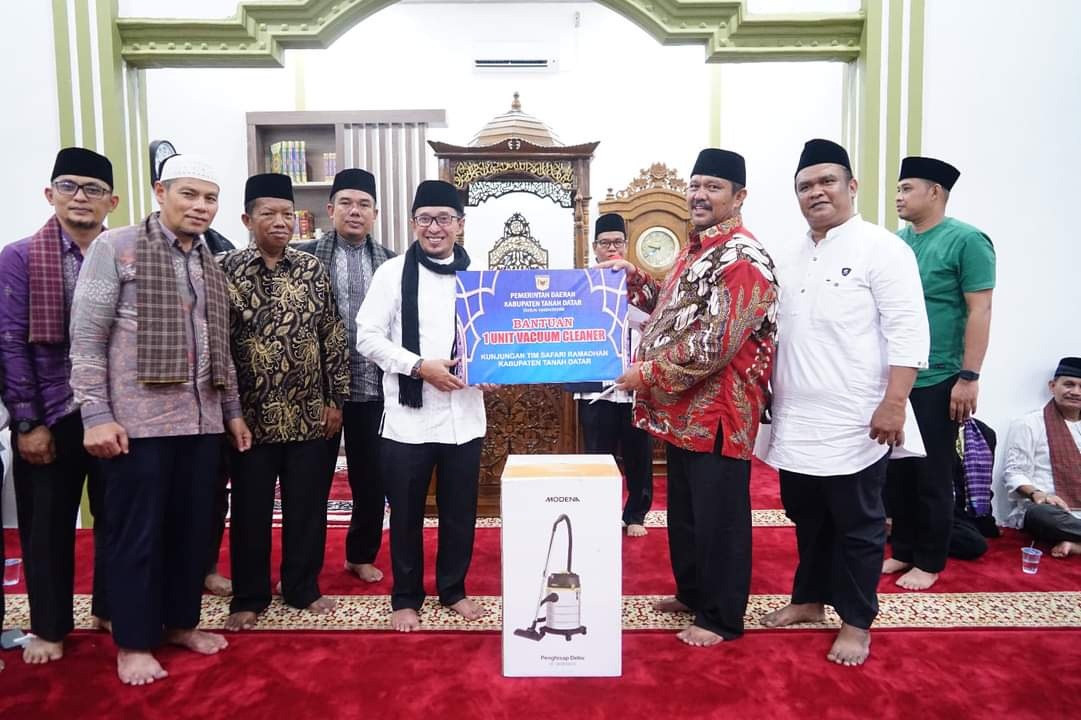 Bupati Tanah Datar Eka Putra SE MM Shalat Tarawih berjamaah di Masjid Al Jihad