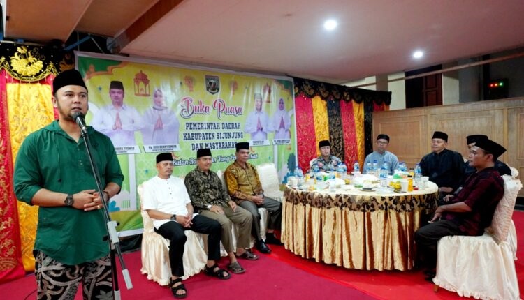 SAMBUTAN— Bupati Sijunjung, Benny Dwifa Yuswir, S.STP, M.Si memberikan sambutan sebelum acara buka bersama dengan pegurus LKAAM, KAN dan Bundo Kanduang se-Kabupaten Sijunjung yang dilaksanakan di Rumah Dinas Bupati Sijunjung.