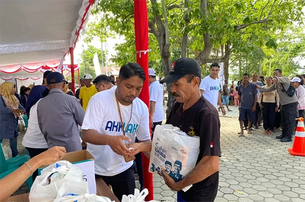 BAGIKAN PAKET SEMBAKO— PT ASDP Indonesia Ferry (Persero) membagikan 1.000 paket sembako gratis untuk masyarakat di sekitar Pelabuhan Bolok, Kupang, Nusa Tenggara Timur pada Senin (25/3).
