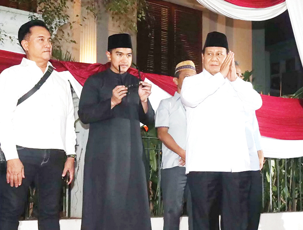 PIDATO POLITIK— Calon Presiden nomor urut 2 Prabowo Subianto (tengah) didampingi sejumlah Ketua Umum Partai Koalisi Indonesia Maju yaitu Agus Harimurti Yudhoyono (kiri), Airlangga Hartarto (kedua kiri), Zulkifli Hasan (kedua kanan) dan Yusril Ihza Mahendra (kanan) menyampaikan pidato politik usai penetapan hasil Pemilu 2024 di Jalan Kertanegara, Jakarta, Rabu (20/3).