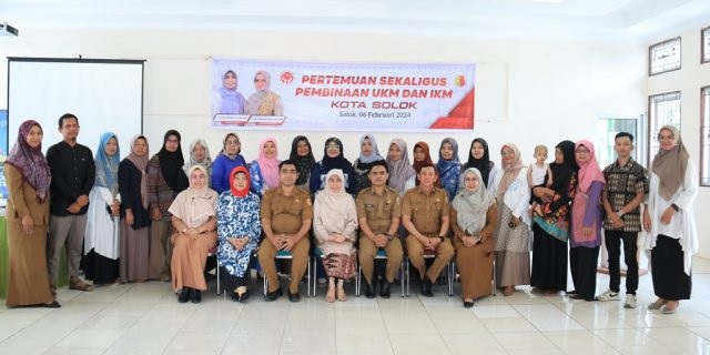 Dekranasda Bina IKM dan UKM 1 FOTO BERSAMA—Ketua Dekranasda Kota Solok Zulmiyetti Zul Elfian, foto bersama usai kegiatan.