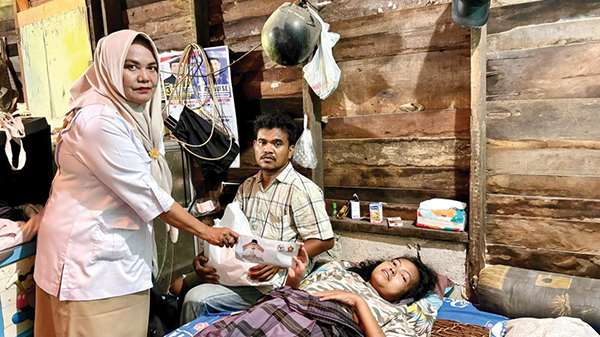 ANTARKAN BANTUAN— Anggota DPR RI Andre Rosiade melalui timnya, mengantarkan bantuan kepada istri pedagang sate di Mata Air Padang yang menderita kanker rahim, Senin (4/3).