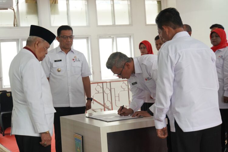 LANTIK—Dewan Kehormatan dan Pengurus Palang Merah Indonesia (PMI) Kota Padang Panjang masa bakti 2024-2029 resmi dilantik Ketua Pengurus PMI Provinsi Sumatera Barat, Drs. Aristo Munandar didampingi Penjabat (Pj) Wali Kota, Sonny Budaya Putra, A.P, M.Si di Hall Lantai III Balai Kota, Rabu (28/2).