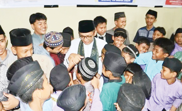 Dipimpin Wako Hendri Septa, Dibangun 1908, TSR Kunjungi Salah Satu Masjid Tertua di Padang 1 SAFARI RAMADHAN— Rombongan Tim 1 Safari Ramadhan Pemko Padang yang dipimpin Wali Kota, mengunjungi Masjid Darul Hikmah di Kelurahan Batuang Taba Nan XX, Kecamatan Lubeg, Senin (18/3) malam.