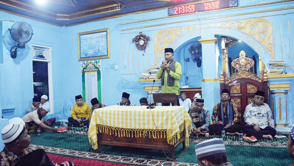 Dikunjungi TSR Agam, Masyarakat Labuhan Sampaikan Aspirasi 1 SAMPAIKAN ASPIRASI— Pengurus Masjid Taqwa Labuhan, Gasmil saat menyampaikan aspirasi masyarakat kepada TSR Kabupaten Agam, Kamis (14/3).