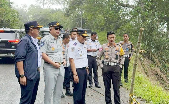 Operasional Angkutan Barang Dibatasi selama Lebaran, Dirlantas Polda Sumbar: Melanggar, Kita Tindak Tegas 1 MENINJAU— Dirlantas Polda Sumbar, Kombes Pol Dwi Nur Setiawan saat meninjau kondisi jalan yang terban bersama instansi terkait.