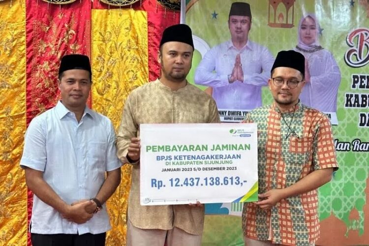 JAMSOSTEK— Bupati Sijunjung Benny Dwifa, Wabup dan Kepala BPJamsostek Solok Maulana Anshari Siregar foto bersama.