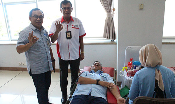 HUT ke-62, Bank Nagari-PMI Padang Gelar Donor Darah 1 DONOR DARAH— Pemimpin Bank Nagari Cabang Pasar Raya Hendri Masri
saat mendonorkan darahnya didampingi Pemimpin Divisi Kepatuhan
Eka Andria Putra, Rabu (6/3).