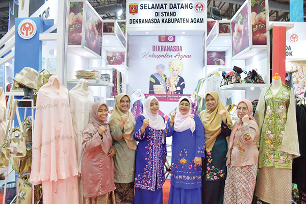 Dorong Produksi Kerajinan, Dekranasda Agam Ikuti Pameran Kerajinan Terbesar se-Asia Tenggara 1 PAMERAN INTERNASIONAL— Dewan Kerajinan Nasional Daerah (Dekranasda) Kabupaten Agam ikuti pameran Internasional Handicraft Trade Fair (Inacfraft) 2024 di Jakarta Convention Center, Rabu Jakarta (28/2).