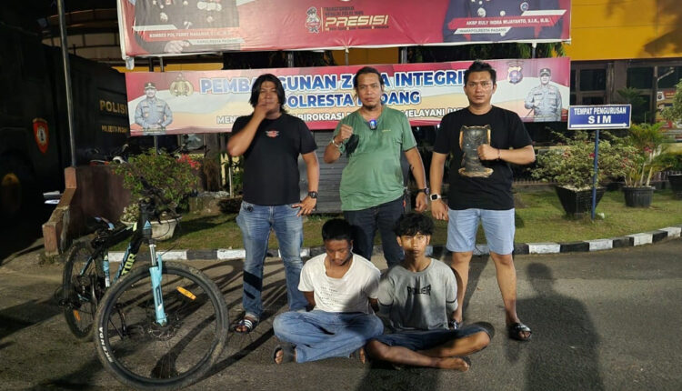 PENCURI SEPEDA— Dua pelaku pencurian sepeda ditangkap Tim Klewang Polresta Padang.