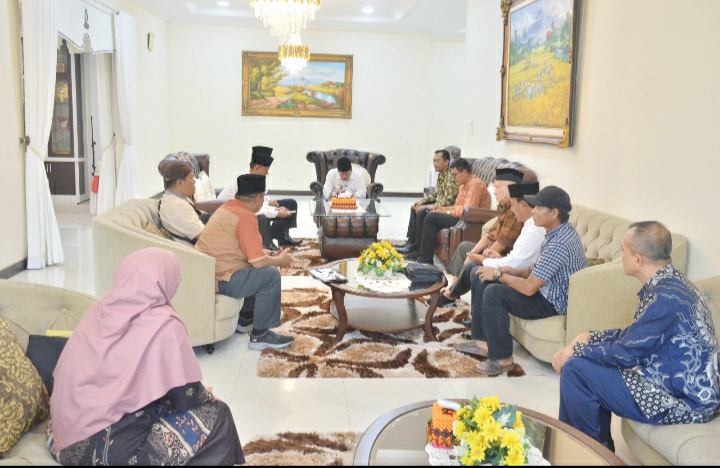 Eks Kantor PA Maninjau Bakal Dimanfaatkan Untuk Kepentingan Umum 1 AUDIENSI— Bupati Agam Andri Warman menerima audiensi Ketua PA Maninjau, Kamis (21/3).