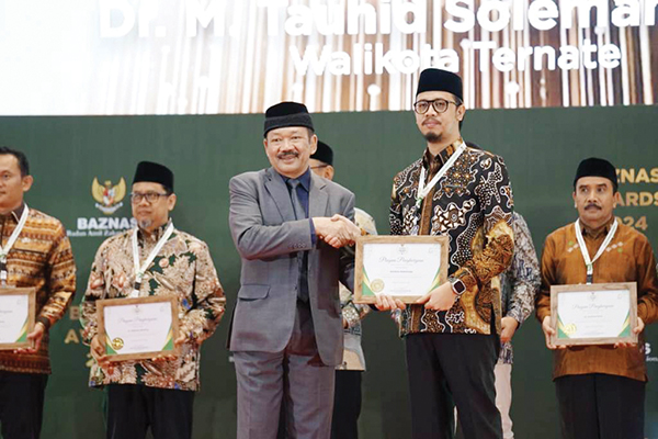 Dedikasi Peningkatan Kesejahteraan Masyarakat Melalui Zakat, Erman Safar Dianugrahi Walikota Pendukung Pengelolaan Zakat Terbaik se-Indonesia 1 TERIMA PENGHARGAAN— Walikota Bukittinggi, Erman Safar, menerima penghargaan BAZNAS Award 2024 Kategori Walikota Pendukung Pengelolaan Zakat terbaik se-Indonesia.