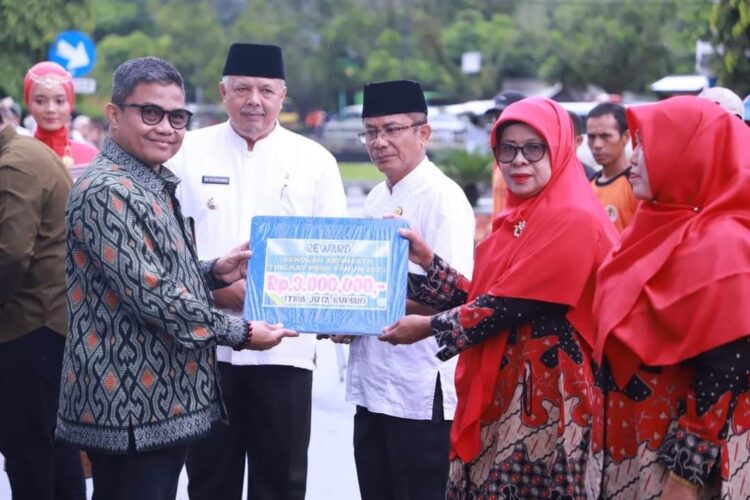 REWARD—Pemberian reward kepada sekolah peraih Adiwiyata.