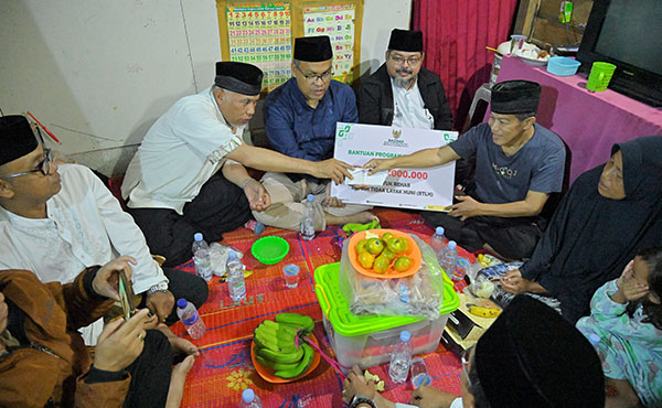 SERAHKAN BANTUAN— Lewat program Singgah Sahur, Gubernur Sumbar, Mahyeldi Ansharullah menyerahkan bantuan kepada keluarga Sopir Truk, Hatta Yandri, (57) di Balai Oli, Nagari Jawi-Jawi, Kecamatan Gunung Talang, Kabupaten Solok, Senin (18/3).