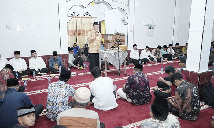 disambut antusias— Kehadiran Gubernur Sumbar, Mahyedi Ansharullah dan rombongan TSR Pemprov Sumbar didampingi Pj Wali Kota Pariaman, Roberia disambut antusias jemaah saat berkunjung ke Masjid Raya Marunggi, Desa Marunggi, Kecamatan Pariaman Selatan, Kota Pariaman, beberapa waktu lalu.