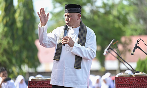 Gubernur Sumbar Luncurkan Pesantren Ramadan Kolaborasi, Libatkan 240.046 Pelajar SMA/SMK pada 5.000 Masjid 1 BERI SAMBUTAN—Gubernur Sumbar Mahyeldi Ansharullah memberikan sambutan saat membuka Pesantren Ramadan Kolaborasi Rabu (6/3) di halaman Istana Gubernuran Sumbar.