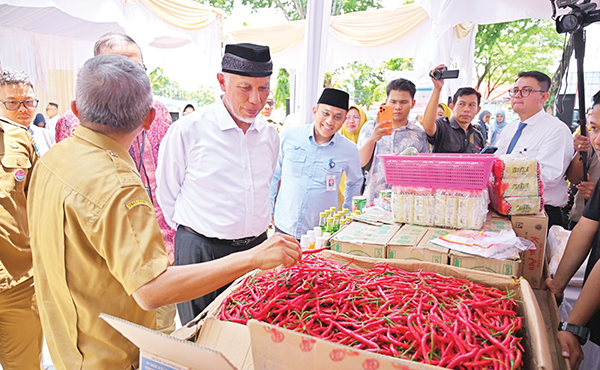 GERAKAN PANGAN MURAH— Gubernur Sumbar, Mahyeldi Ansharullah, membuka GPM Cabai Merah di halaman Kompleks Kantor Gubernur Sumbar, Senin (18/3).