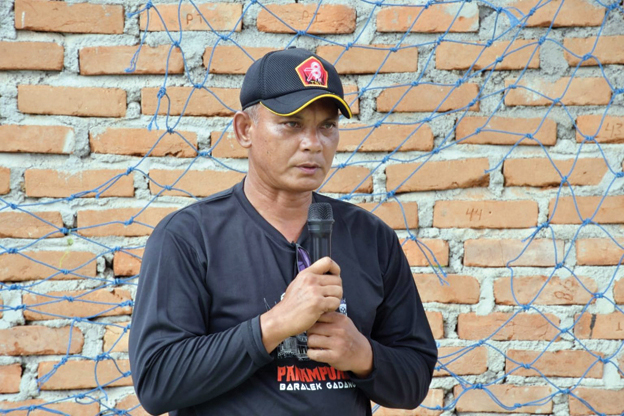 MEMBANGUN KAMPUNG HALAMAN— Anak Nagari Panampuang, Kecamatan Ampek Angkek, Kabupaten Agam, menunjukkan kekompakan dalam membangun kampung halaman, dengan kegiatan goro badunsanak, Minggu (10/3).