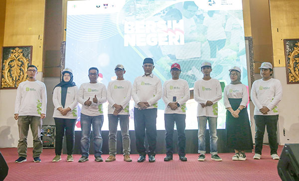 BERSIH NEGERI— Gubernur Mahyeldi Ansharullah, Direktur Operasi PT Semen Padang, Pri Gustari Akbar, menghadiri Aksi Bersih Negeri dengan tema “Atasi Sampah Plastik Dengan Cara Produktif” yang digelar di Gedung Wanita Rohana Kudus.