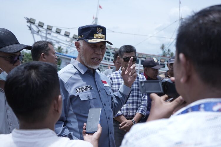 KUNJUNGI TPI SURANTIH— Gubernur Sumbar Mahyeldi Ansharullah, memberikan keteragan kepada wartawan saat mengunjungi Tempat Pelabuhan Ikan (TPI) Surantih, Kecamatan Sutera, Kabupaten Pessel, Sabtu (17/3).