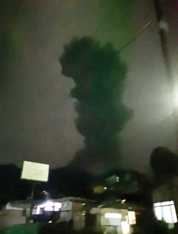 ERUPSI MARAPI— Gunung Marapi kembali erupsi pada Rabu (27/3) dini hari dengan tinggi kolom abu teramti 1.500 meter di atas puncak atau 4.391 meter di atas permukaan laut.