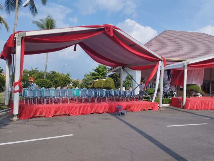 Undangan Dijamu Makan Bajamba, Hari Ini, Perngatan HUT Satpol PP dan Satlinmas Tingkat Nasional Dimulai 1 TERPASANG—Tenda untuk peringatan HUT ke-74 Satpol PP dan HUT ke-62 Satlinmas telah terpasang di Istana Gubernur.