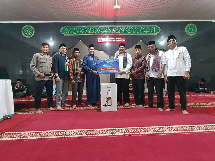 Sambut TSR Pemkab Tanahdatar, Warga Baringin Keluhkan Penerangan Jalan 1 BANTUAN PEMBANGUNAN MASJID— Ketua DPRD Kabupaten Tanahdatar, H. Roni Mulyadi menyerahkan bantuan untuk pembangunan masjid Baiturrahim, Jorong Baringin, Nagari Baringin, Kecamatan Lima Kaum, Selasa (19/3) malam.
