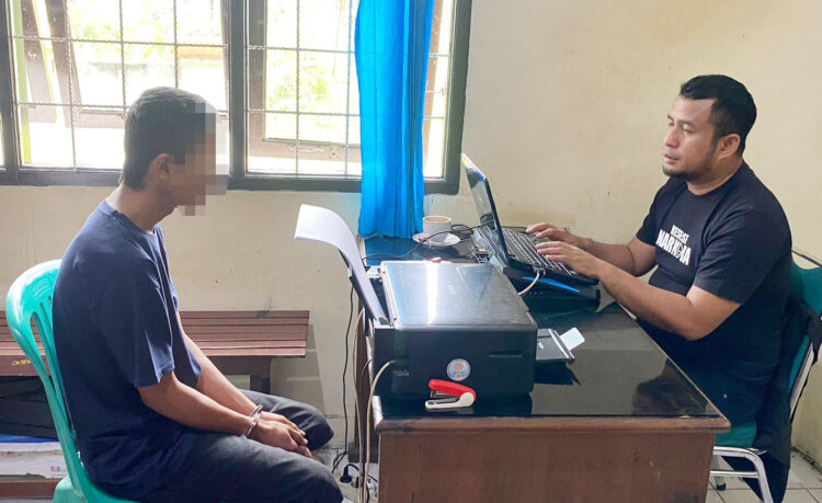 PENGEDAR SABU— Pelaku D (28) yang diduga sebagai pengedar sabu ditangkap jajaran Satresnarkoba Polres Limapuluh Kota.