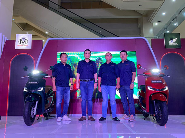 LAUNCHING— Pimpinan PT Menara Agung saat melaunching New Honda Stylo 160 di Sumbar.