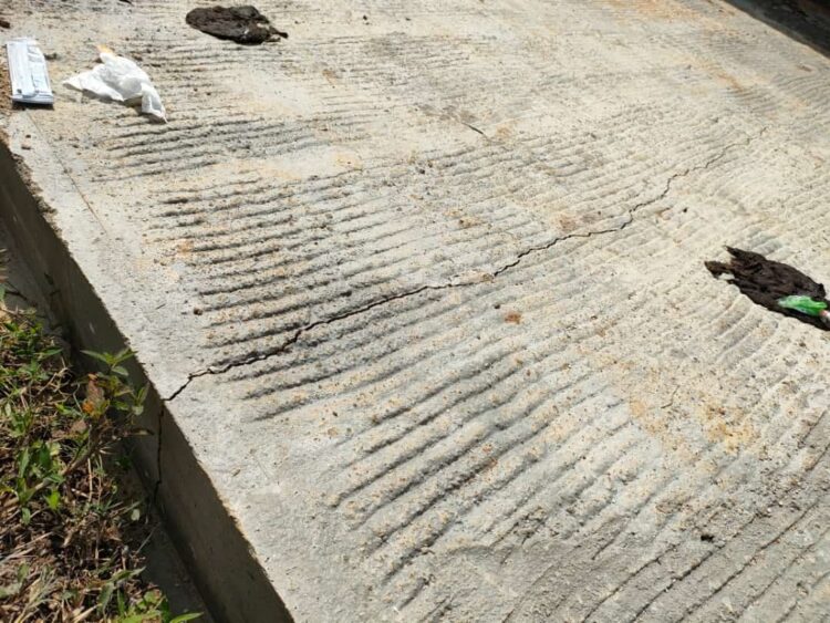 Belum Sampai Seminggu Jalan Beton Ready Mix Sudah Retak 1 RETAK— Beginilah kondisi perkerjaan pengecoran jalan di Kompleks Perumahan Barangin City Residence, Dusun Karanganyer, Desa Santur yang retak.