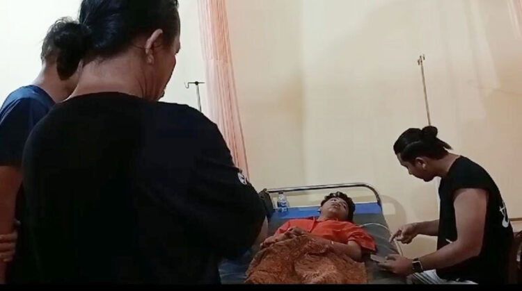 Dituduh Maling Helm, Pemuda 19 Tahun Tewas Dihajar Massa, Temannya Babak Belur dan Dirawat di RS 1 DIHAJAR MASSA— Jenazah pemuda yang dituduh maling helm di RS Bhayangkara Padang yang
tewas akibat dihajar massa. Sementara, rekannya masih dirawat.