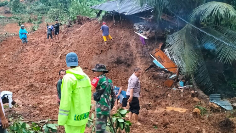 PENCARIAN— Tim SAR gabungan melakukan pencarian terhadap pasutri yang tertimbun longsor di di Korong Lapau Jambu, Kabupaten Padangpariaman.