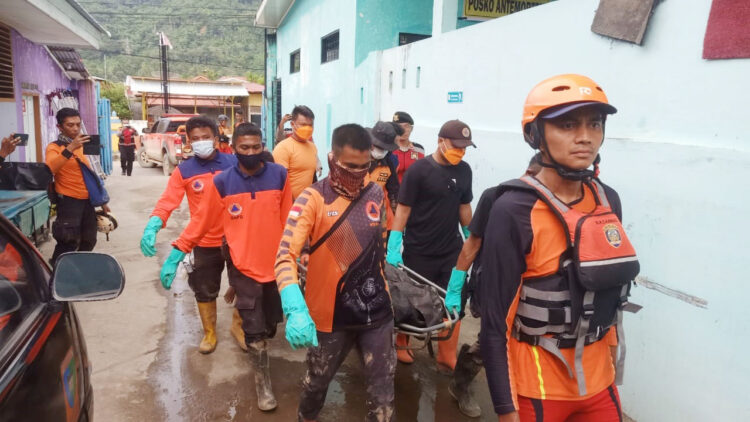 EVAKUASI— Tim SAR gabungan mengevakuasi jenazah korban banjir yang ditemukan di aliran sungai Kenagarian Baruang-Baruang Balantai Selatan, Kecamatan Koto XI Tarusan.