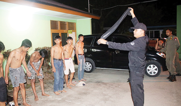 AKSI TAWURAN DAN BALAPAN— Petugas Satpol PP mengamankan sebanyak 9 pemuda dan sejumlah sepeda motor yang akan digunakan untuk tawuran dan balap liar, Kamis (14/3) dinihari. Petugas juga mengamankan sarung berisi batu yang akan digunakan untuk tawuran.