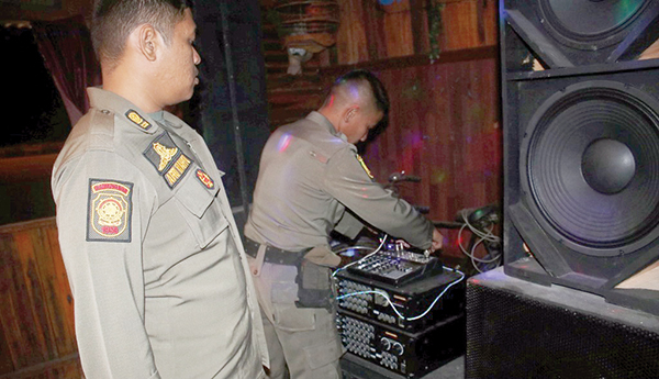 SITA ALAT MUSIK— Petugas Satpol PP menyita sejumlah peralatan musik di dua kafe yang berada di kawasan Kototangah, Kamis (14/3) dinihari. Pemilik nekat melakukan live music meski sudah ada larangan dari Pemko Padang.