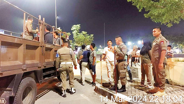 Balap Liar di Balaikota, 2 Pemuda Diamankan, Langsung Kocar-kacir Melihat Kedatangan Petugas 1 DIAMANKAN PETUGAS— Dua pemuda yang melakukan aksi balap liar di kompleks Balaikota Padang, Aiepacah, diamankan petugas Satpol PP, Kamis (14/3) malam.