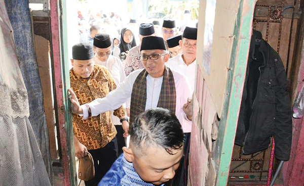 BERKAH RAMADHAN— Wali Kota Padang Hendri Septa, mengunjungi rumah pasangan Benny Zalukhu (41) dan Mardika (39), di Jalan Marapalam Indah, Kelurahan Kubu Marapalam. Melalui program ‘Semata’, rumah keluarga mualaf ini akan dibedah dan diajak berbelanja lebaran serta menginap di rumah dinas wako.
