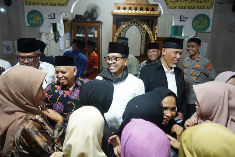 SAPA JAMAAH— Gubernur Sumbar Mahyeldi didampingi Bupati Solok Selatan H Khairunas menyapa jamaah Masjid Jami’ Al-Mukhlisin Mudiak Lawe, Nagari Sako Utara Pasir Talang, Kecamatan Sungai Pagu, Kabupaten Solsel.