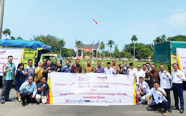 FK-IJK Sumbar Salurkan Bantuan Rp243 Juta untuk Korban Banjir di Pessel 1 FOTO BERSAMA—Forum Komunikasi Industri Jasa Keuangan (FK-IJK) Sumbar, berfoto bersama dengan Wagub Audy Joinaldy, usai penyerahan bantuan senilai Rp243.250.000 untuk korban banjir di Pessel, Selasa (19/3).