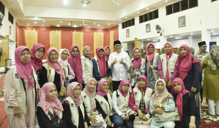 BUKA BERSAMA— Wali Kota Padang Hendri Septa melakukan acara berbuka bersama dengan di Palanta Rumah Dinas Wali Kota Padang, Selasa (19/3).